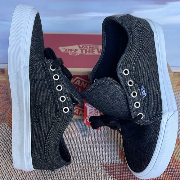 Vans WMNS Chukka Low (Denim) Black/Pewter/White
VN0A38CGRY8
Sneakers - Picture 12 of 16